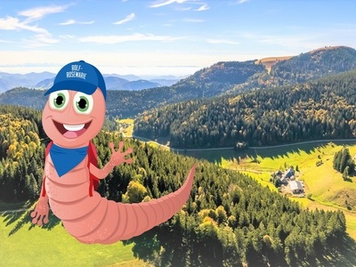 Kind sitzt auf einem nachgebauten, �berdimensionalen Riesenregenwurm