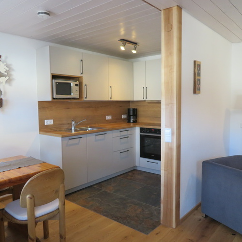 neu renovierte komplett ausgestattete Einbauk&uuml;che mit Sp&uuml;lmaschine, E-Herd mit Backofen, Mikrowelle - 